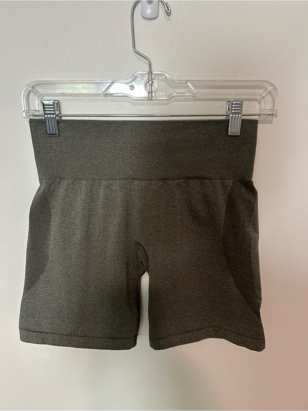 NVGTN Mid Rise Contour Seamless Shorts Olive Green Medium
